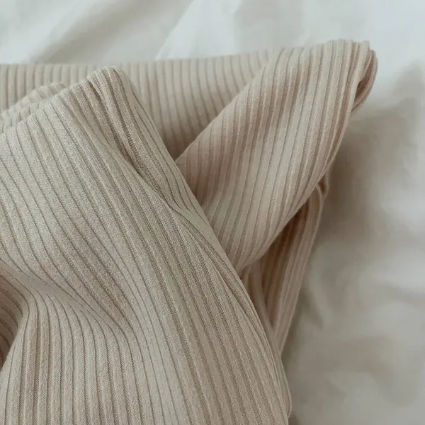 yumuşak ve beyaz kumaş yatağın üzerinde.