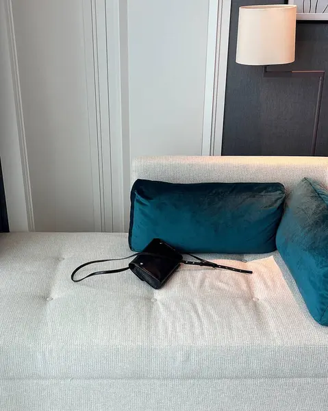 Geniş pencereli ve yataklı bir odanın modern iç tasarımı