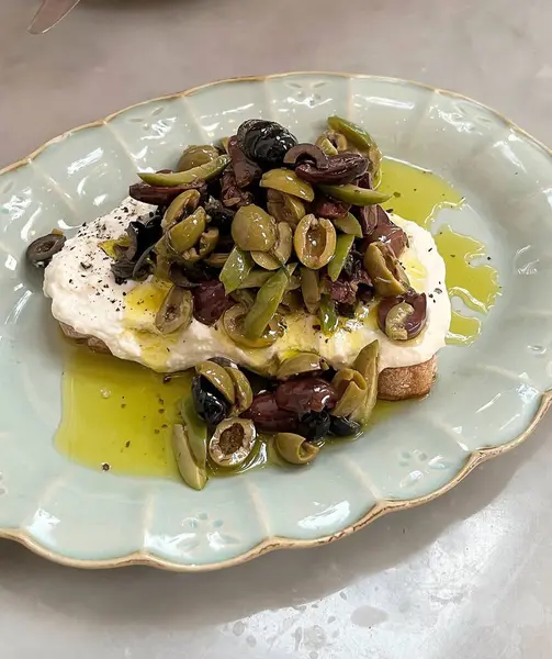 Zeytinli İtalyan salatası, zeytin yağı, peynir ve zeytin..