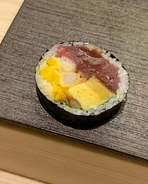 Somon, ton balığı ve ton balıklı suşi rulosu.