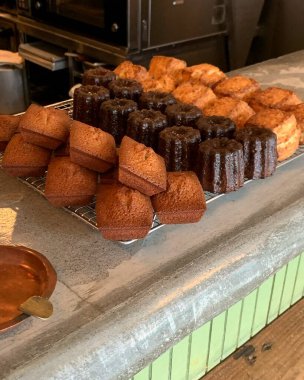 Tahta bir masada çikolatalı kek.