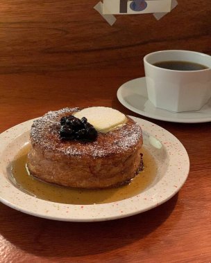 Böğürtlenli ve çikolata soslu lezzetli krepler.