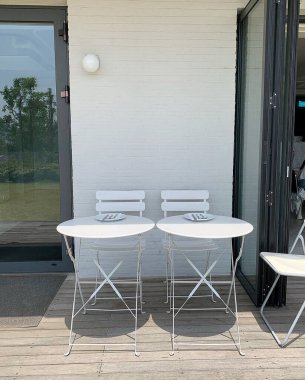 Bahçede beyaz sandalyeler