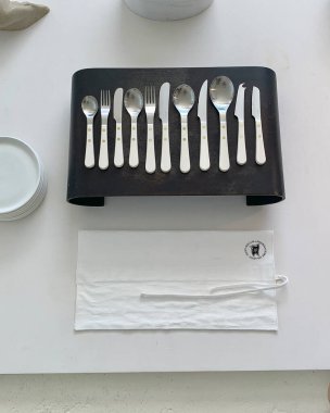 boş beyaz tabak seti, bıçak, çatal, bıçak, masanın üstünde, tahta masa, üst manzara, düz yatış.