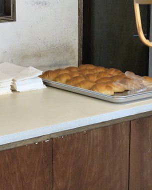 Beyaz tabakta pişmiş lezzetli bir ekmeğin yakın plan çekimi.