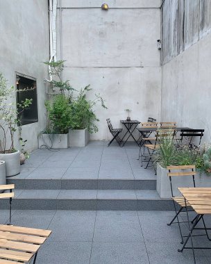 Modern restoranda boş teras ve sandalyeler