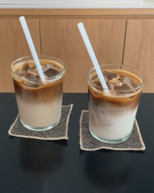 kahve ve dondurma ahşap masada.