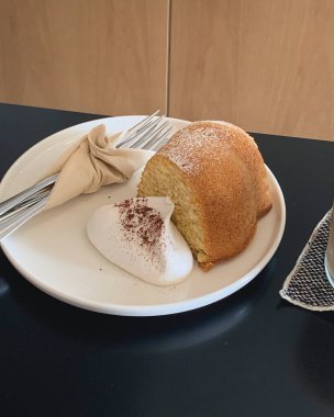 Bir fincan kahve ve bir tabak kek.