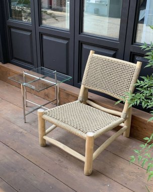 boş tahta sandalye ve sandalye