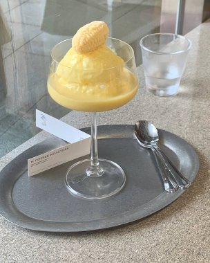 Bir bardak dondurma ve bir fincan beyaz kahve.