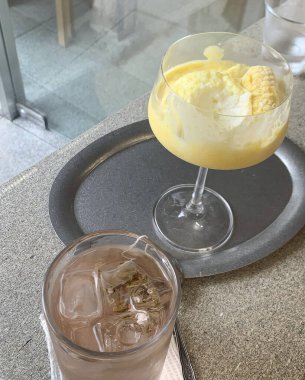 Limonlu ve sütlü dondurma.