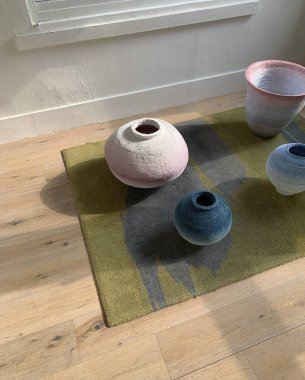 Oturma odasında renkli yastıklar ve halı, iç tasarım.