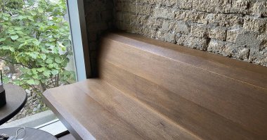 beyaz pencereli modern ahşap masa