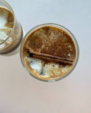 Dondurma ve tarçınlı kahve.