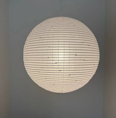 Odada beyaz tavan lambası