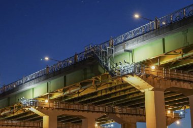 Akşamları köprünün gece manzarası