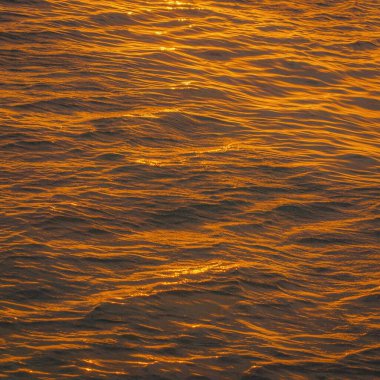 Dalgalı deniz yüzeyi, gün batımı ışığı, su yüzeyi
