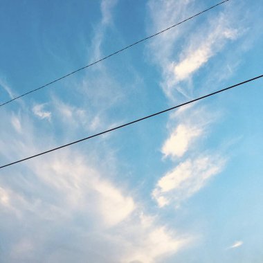 yüksek voltaj kulesi, elektrik iletimi, mavi gökyüzü arkaplanı