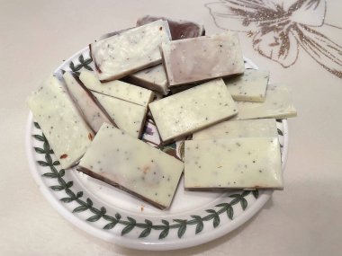 Çikolata ve diğer tatlılar beyaz tabakta