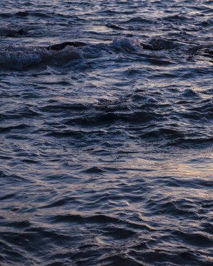 Deniz dalgaları ve mavi gökyüzü