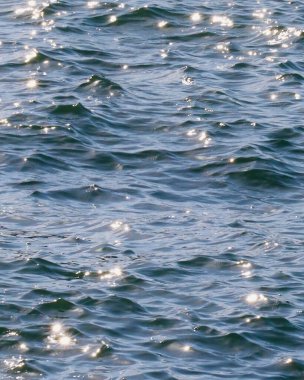 dalgalı deniz suyu yüzeyi