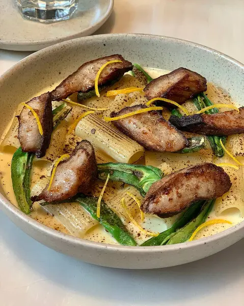 Beyaz kasede sebzeli ve baharatlı tavuk.