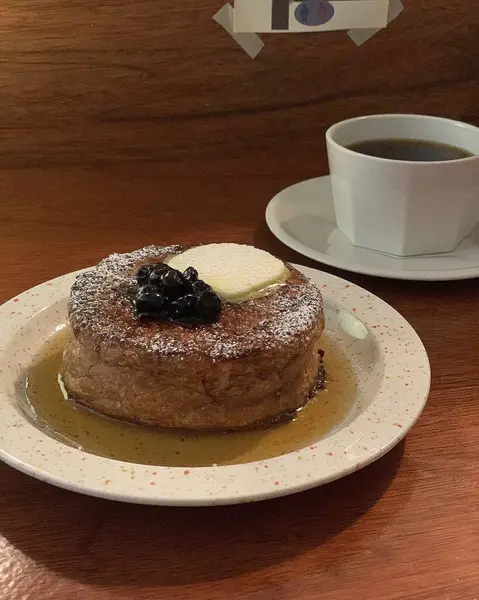 Böğürtlenli ve çikolata soslu lezzetli krepler.