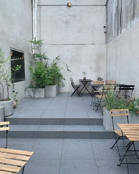 Modern restoranda boş teras ve sandalyeler