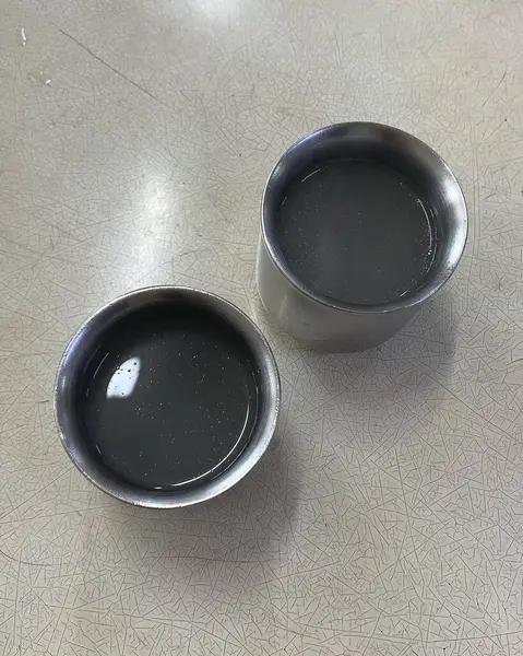 Gri arkaplanda boş siyah seramik kase