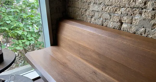 beyaz pencereli modern ahşap masa