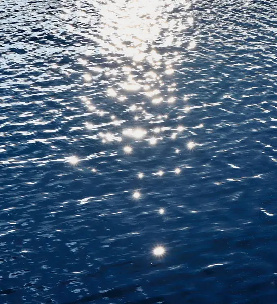 Işıkta su dalgaları