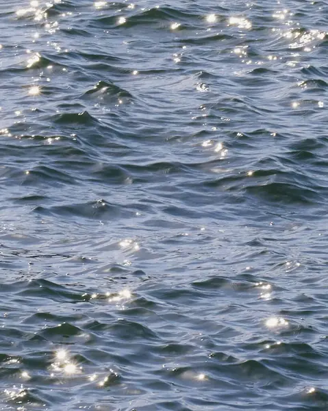 dalgalı deniz suyu yüzeyi