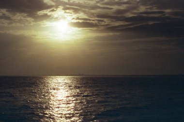 Denizin üzerinde güzel bir gün batımı