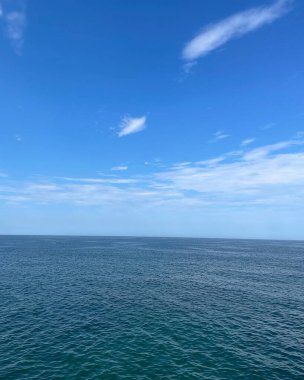 Arka planda büyük bir dalga olan mavi deniz.