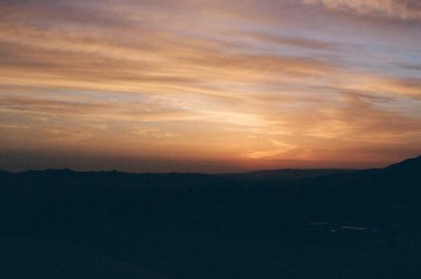 Denizin üzerinde güzel bir gün batımı