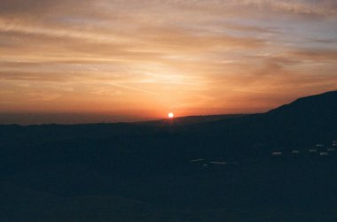 Denizin üzerinde güzel bir gün batımı