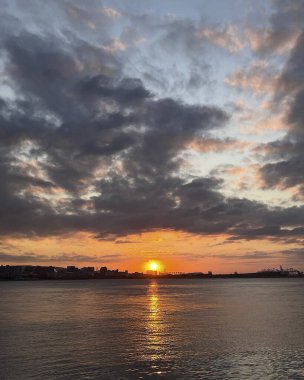 Denizin üzerinde güzel bir gün batımı