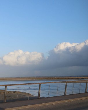 Deniz kıyısının güzel manzarası