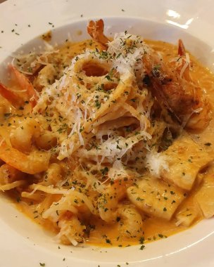 Somon, domates ve fesleğenli İtalyan makarnası.