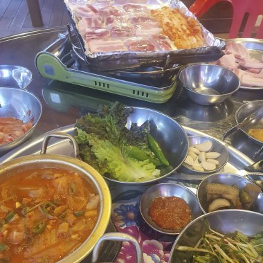 Lezzetli Asya yemeklerinin yakın görüntüsü