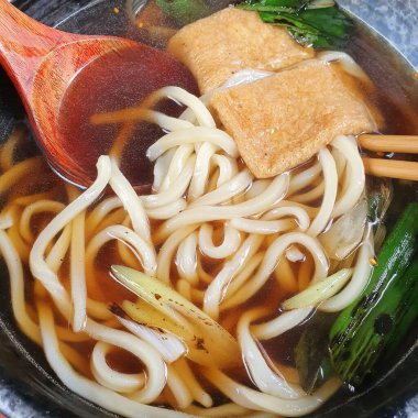 Markette tavuk ve domuz etli erişte.