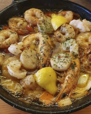 Bir tavada deniz ürünleri ve deniz ürünleri