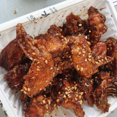 Soslu kızarmış tavuk kanadı.