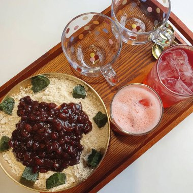 Meyveli ve kahveli çikolatalı kek.