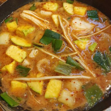 Tavada sebze ve tavuk kızart.