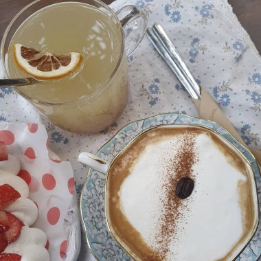 Bir fincan kahve ve kremalı kek.