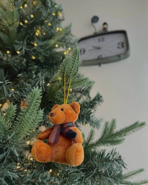 Oyuncak ayı ve oyuncak ile Noel ağacı