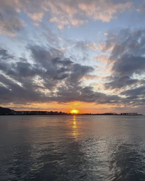 Denizin üzerinde güzel bir gün batımı