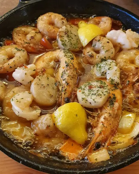 Bir tavada deniz ürünleri ve deniz ürünleri