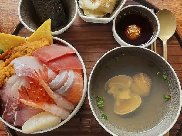 Kore usulü çeşitli yemek çeşitleri ve yemekler.